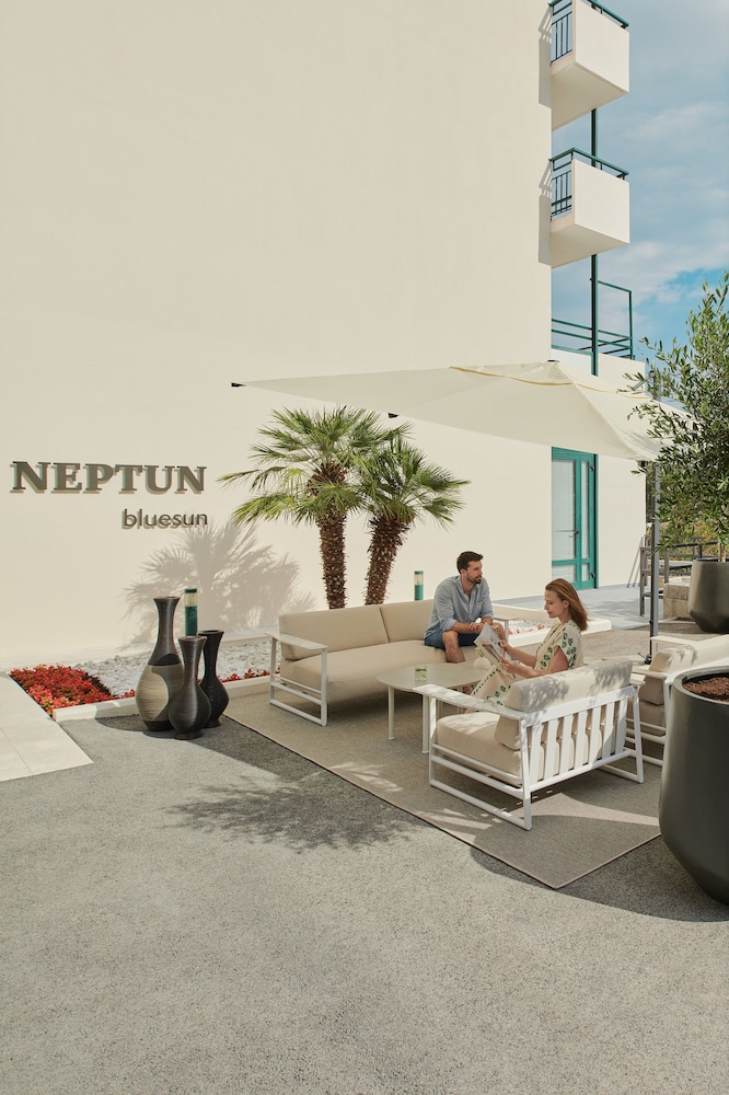 Bluesun Hotel Neptun — Hotel building in Tucepi, Split-Dalmatia
