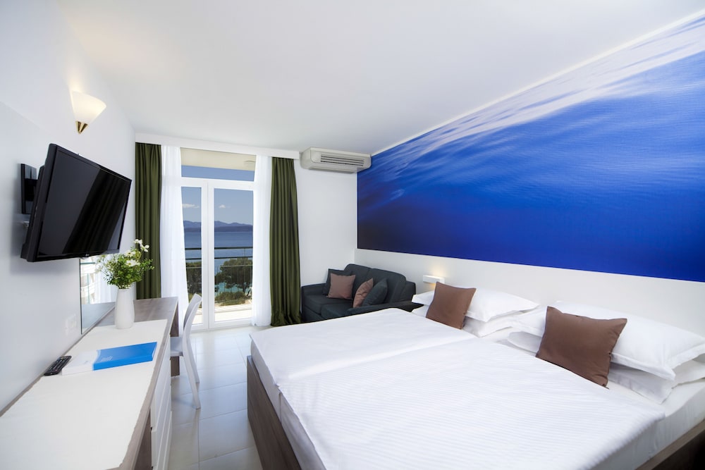 Bluesun Hotel Neptun — Hotel rooms in Tucepi, Split-Dalmatia