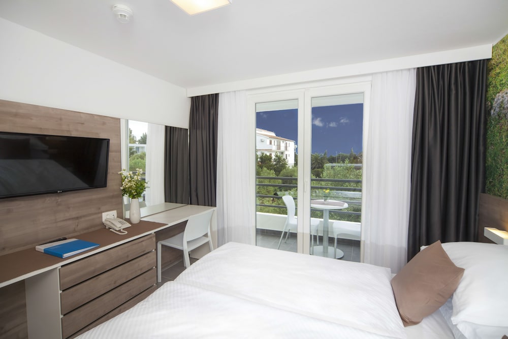 Bluesun Hotel Neptun — Hotel rooms in Tucepi, Split-Dalmatia