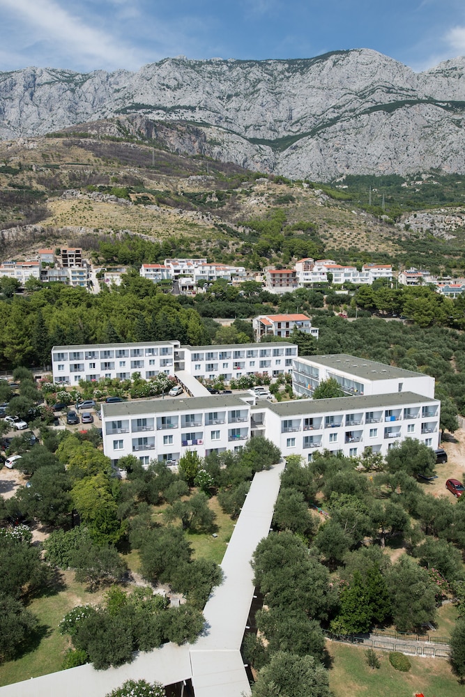 Bluesun Hotel Neptun — Hotel building in Tucepi, Split-Dalmatia