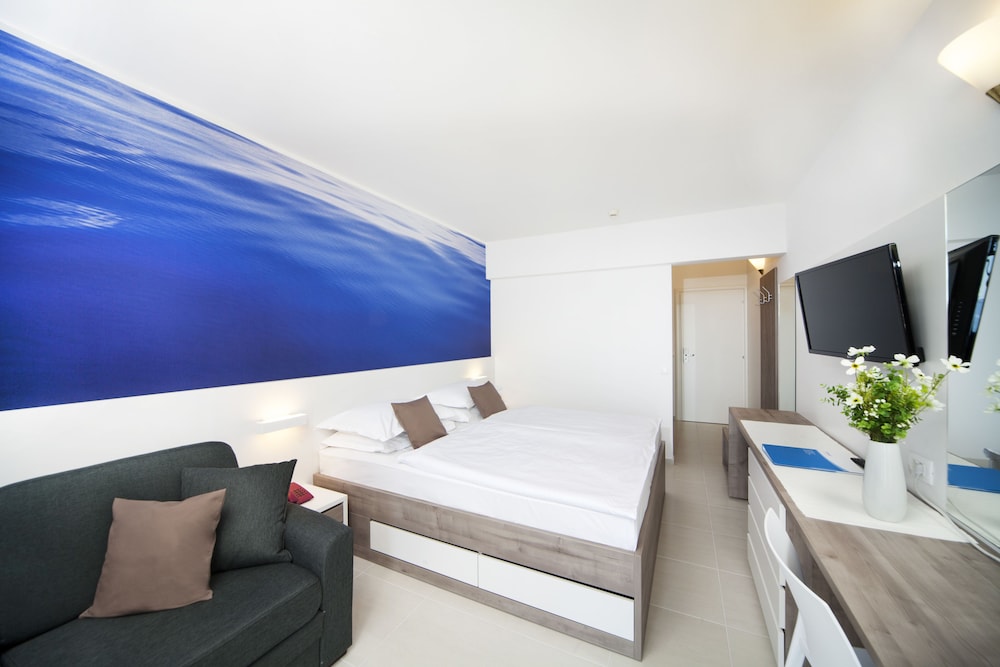 Bluesun Hotel Neptun — Hotel rooms in Tucepi, Split-Dalmatia