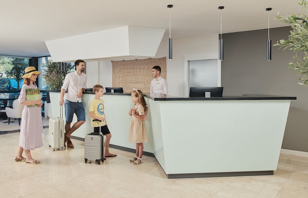 Bluesun Hotel Neptun — Hotel building in Tucepi, Split-Dalmatia