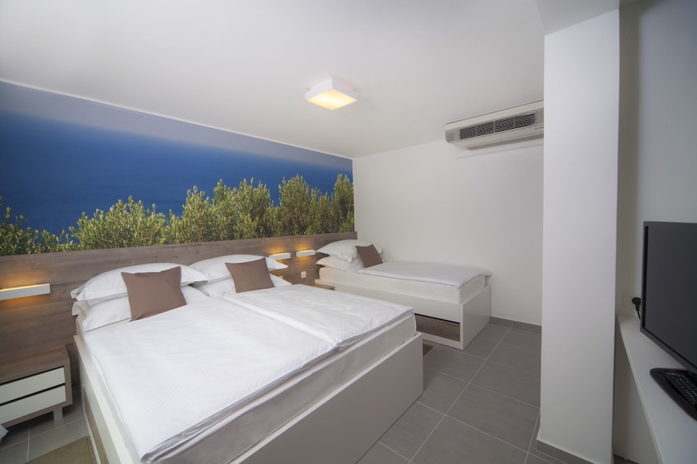 Bluesun Hotel Neptun — Hotel rooms in Tucepi, Split-Dalmatia