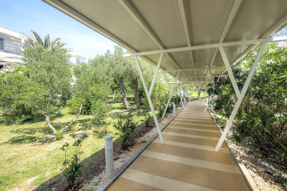 Bluesun Hotel Neptun — Hotel building in Tucepi, Split-Dalmatia