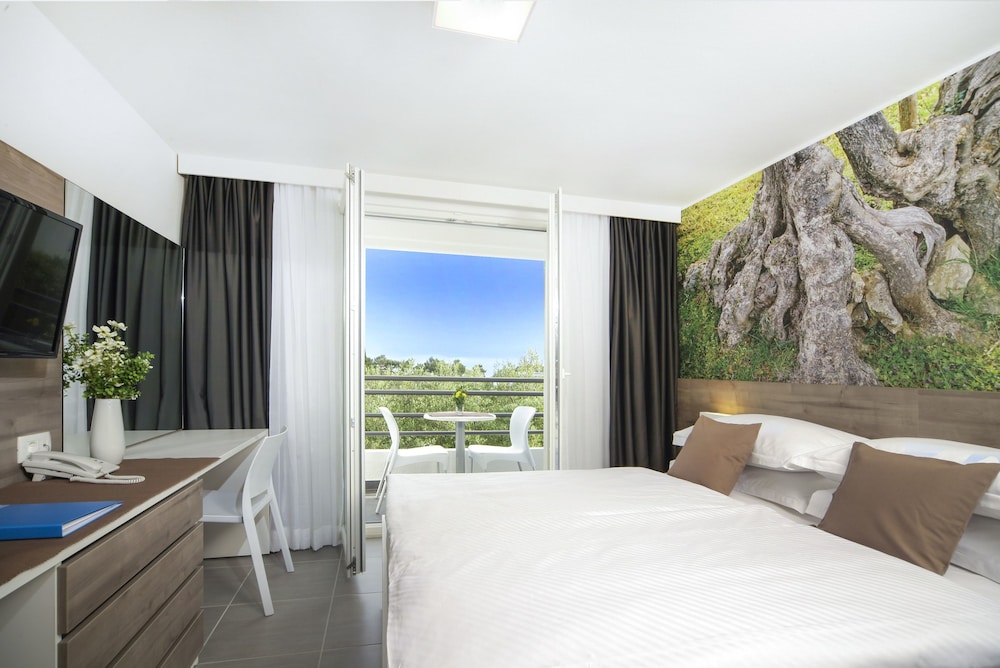 Bluesun Hotel Neptun — Hotel rooms in Tucepi, Split-Dalmatia