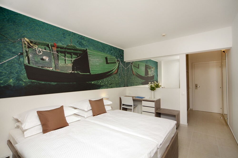 Bluesun Hotel Neptun — Hotel rooms in Tucepi, Split-Dalmatia