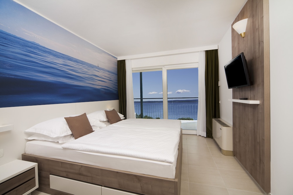 Bluesun Hotel Neptun — Hotel rooms in Tucepi, Split-Dalmatia