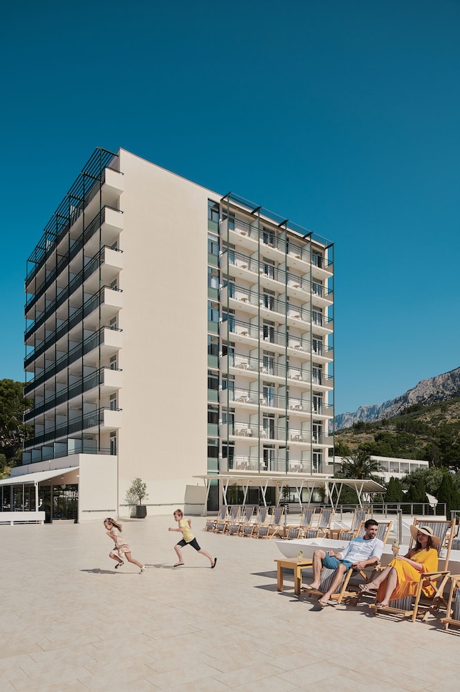 Bluesun Hotel Neptun — Hotel building in Tucepi, Split-Dalmatia