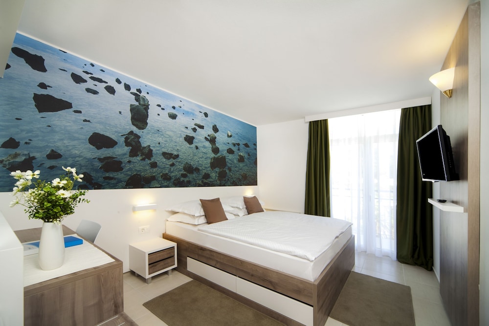 Bluesun Hotel Neptun — Hotel rooms in Tucepi, Split-Dalmatia