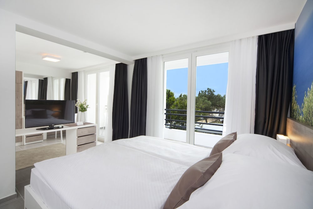 Bluesun Hotel Neptun — Hotel rooms in Tucepi, Split-Dalmatia