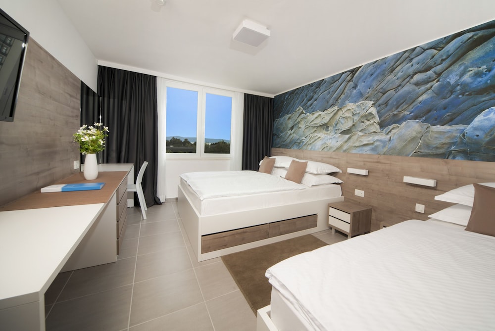 Bluesun Hotel Neptun — Hotel rooms in Tucepi, Split-Dalmatia
