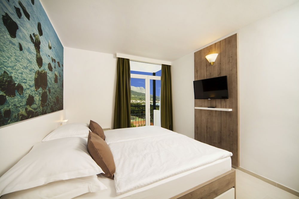 Bluesun Hotel Neptun — Hotel rooms in Tucepi, Split-Dalmatia