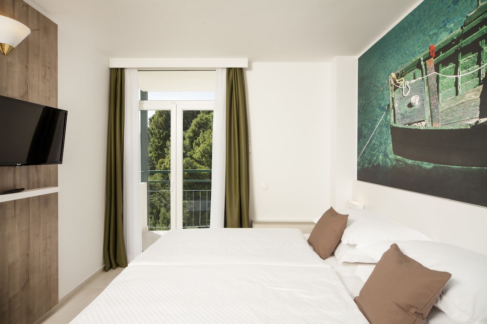 Bluesun Hotel Neptun — Hotel rooms in Tucepi, Split-Dalmatia
