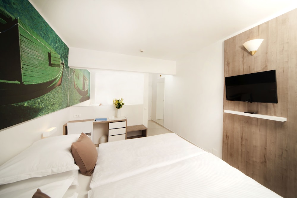 Bluesun Hotel Neptun — Hotel rooms in Tucepi, Split-Dalmatia