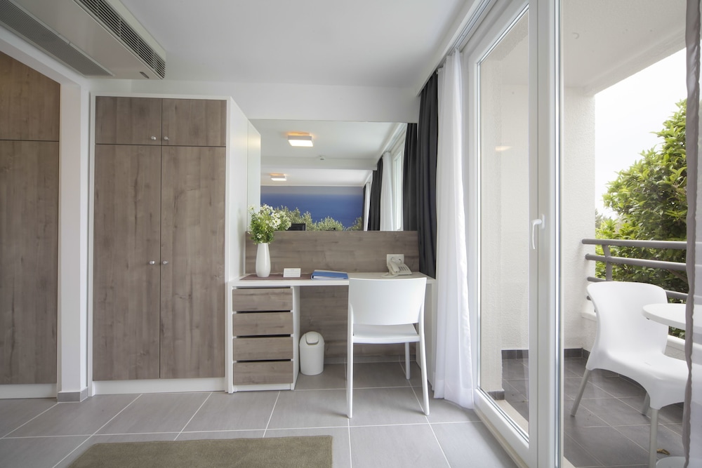 Bluesun Hotel Neptun — Hotel rooms in Tucepi, Split-Dalmatia