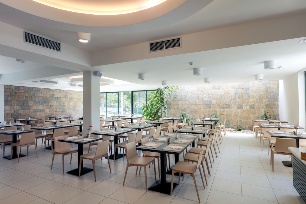 Bluesun Hotel Neptun — Restaurant & bars in Tucepi, Split-Dalmatia