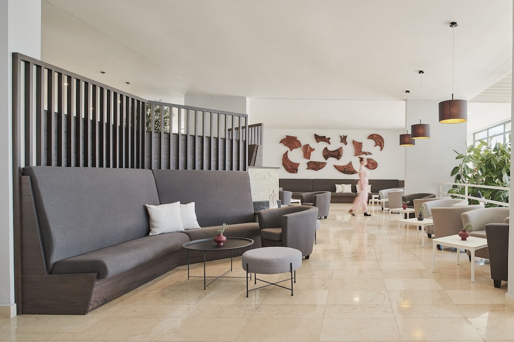 Bluesun Hotel Neptun — Hotel building in Tucepi, Split-Dalmatia