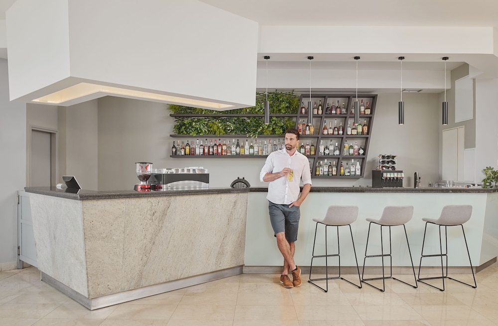 Bluesun Hotel Neptun — Restaurant & bars in Tucepi, Split-Dalmatia