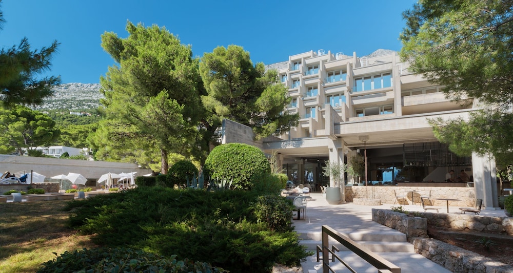 Bluesun Hotel Soline — Hotel building in Brela, Split-Dalmatia