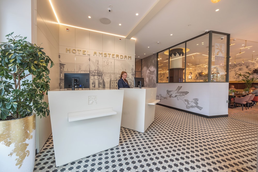 Hotel Amsterdam De Roode Leeuw — Hotel building in Amsterdam, North Netherlands