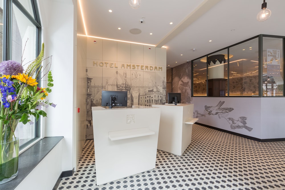 Hotel Amsterdam De Roode Leeuw — Hotel building in Amsterdam, North Netherlands