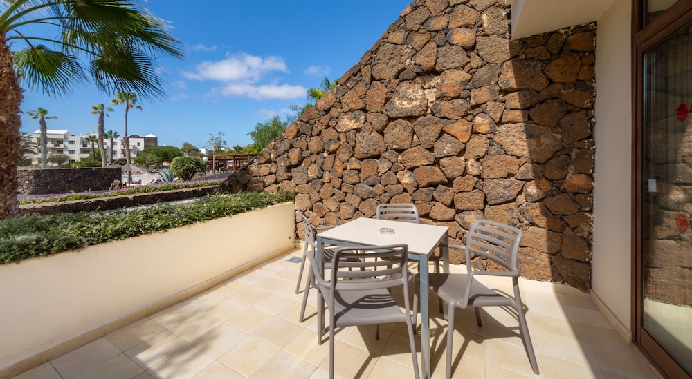 Los Zocos Impressive Lanzarote — Hotel building in Costa Teguise, Canary Islands