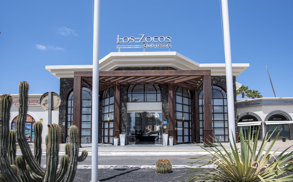 Los Zocos Impressive Lanzarote — Hotel building in Costa Teguise, Canary Islands