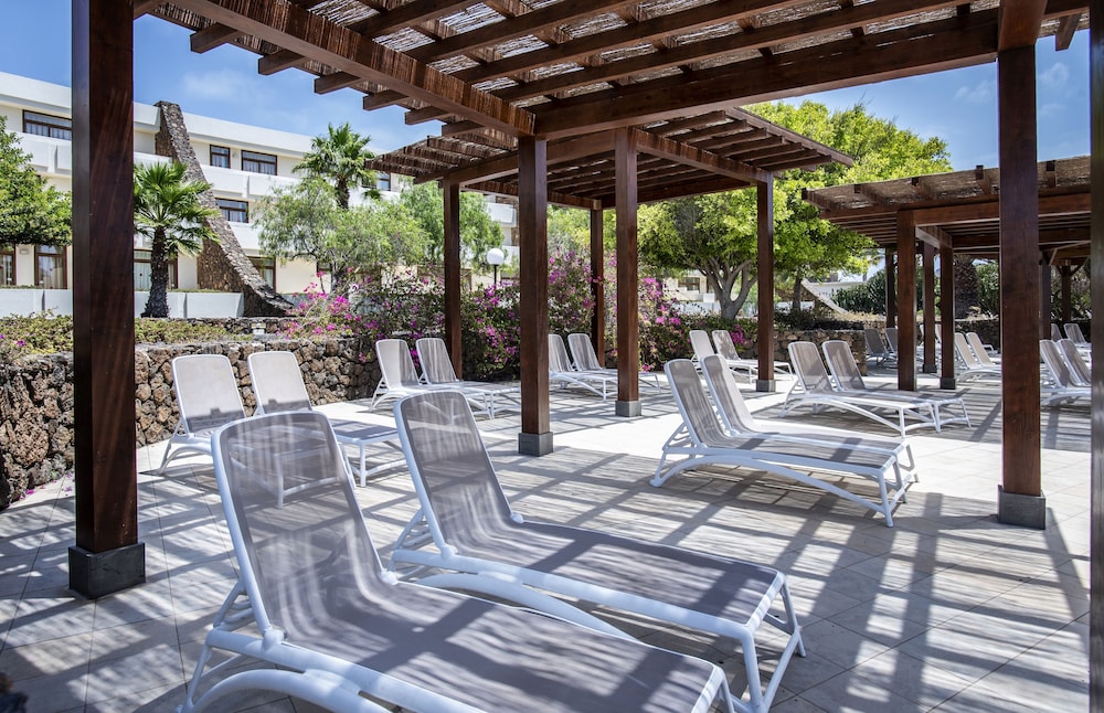 Los Zocos Impressive Lanzarote — Hotel building in Costa Teguise, Canary Islands