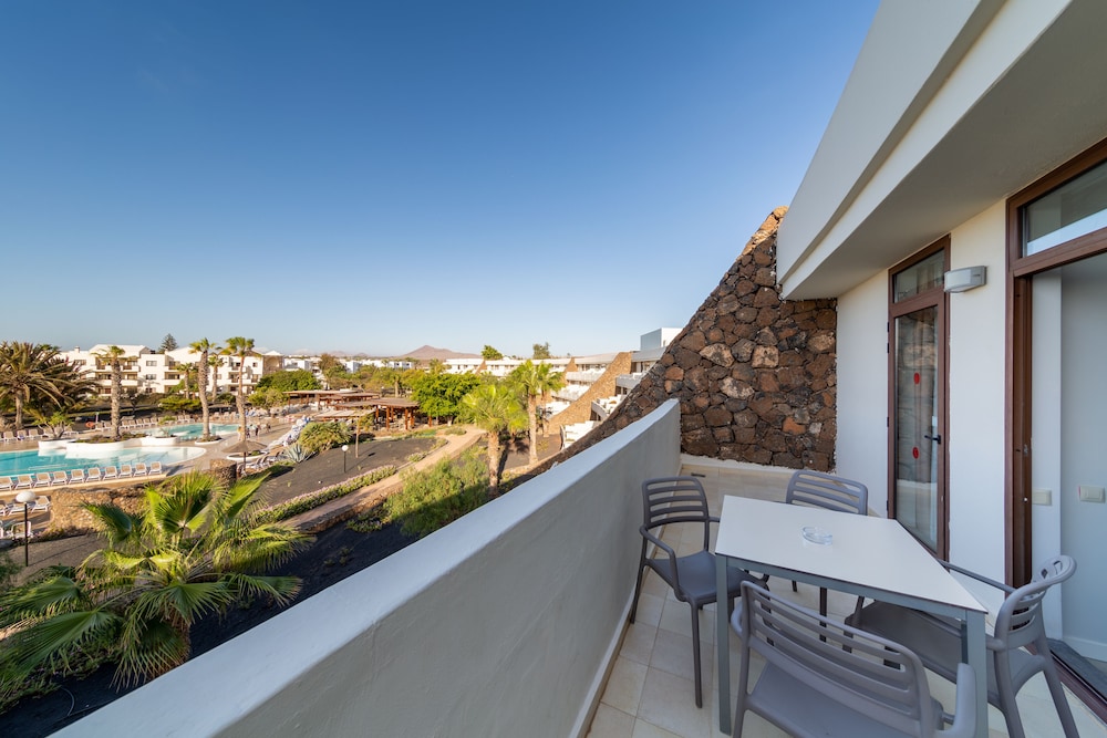 Los Zocos Impressive Lanzarote — Hotel building in Costa Teguise, Canary Islands