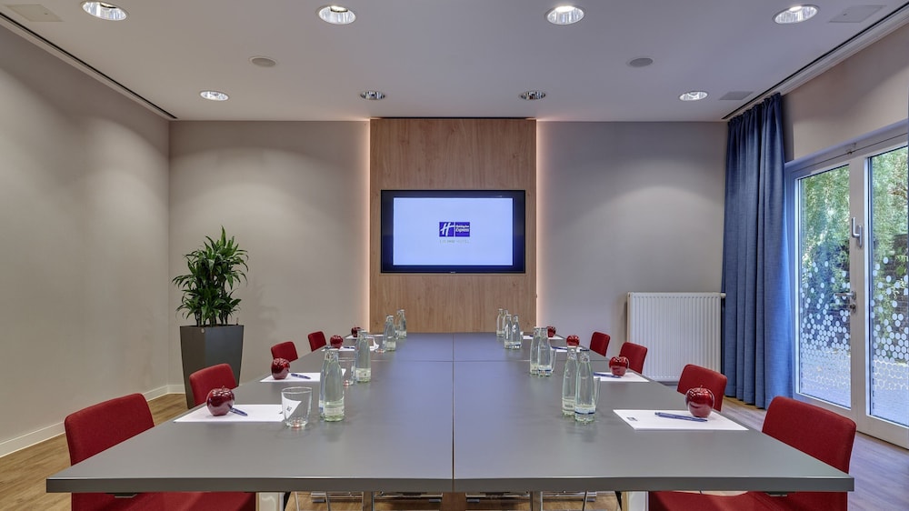 Holiday Inn Express Köln-Mülheim by IHG — Hotel building in Cologne, North Rhine-Westphalia