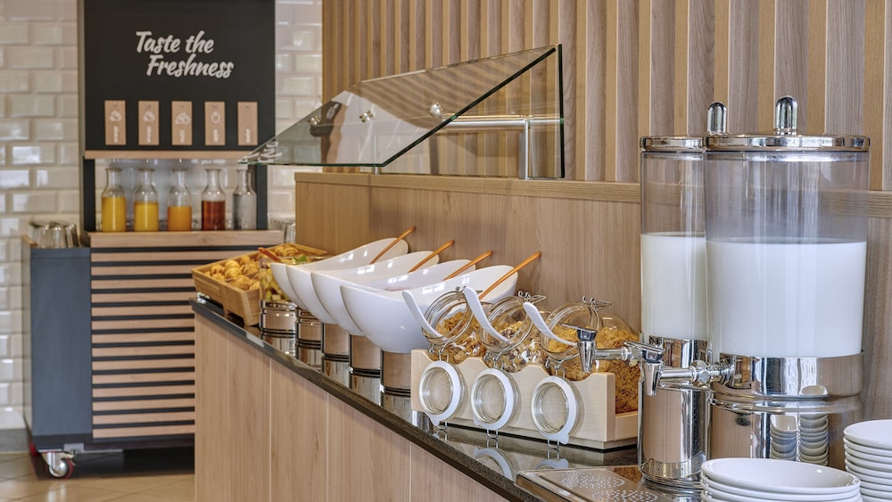 Holiday Inn Express Köln-Mülheim by IHG — Restaurant & bars in Cologne, North Rhine-Westphalia