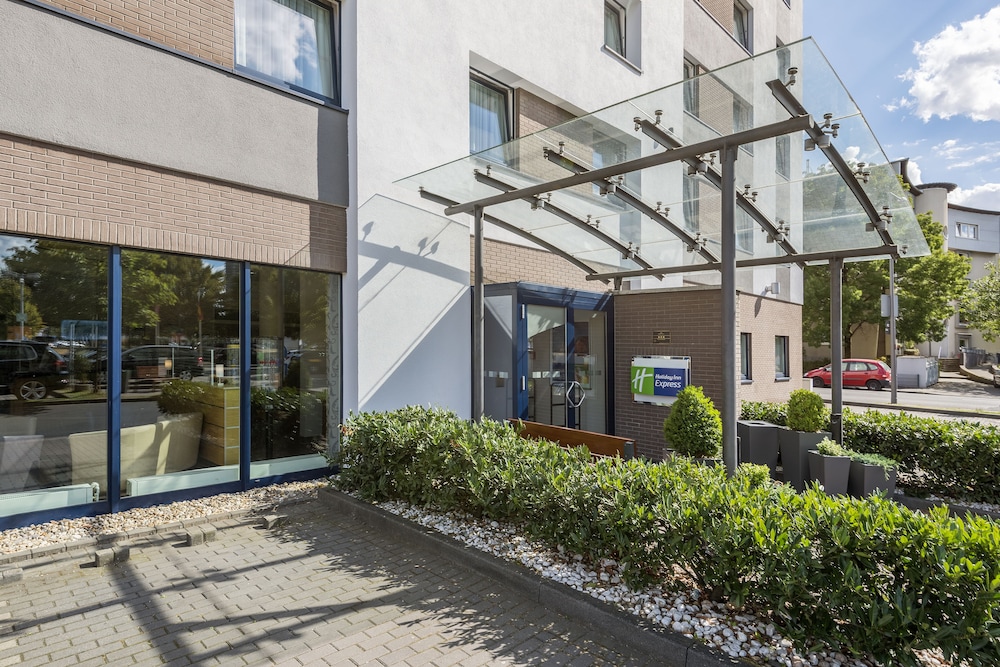 Holiday Inn Express Köln-Mülheim by IHG — Hotel building in Cologne, North Rhine-Westphalia