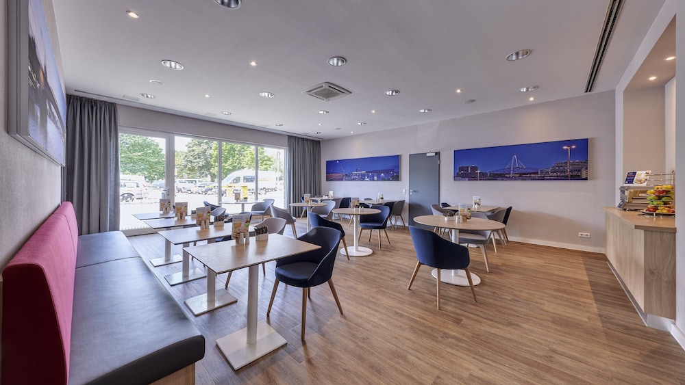 Holiday Inn Express Köln-Mülheim by IHG — Restaurant & bars in Cologne, North Rhine-Westphalia