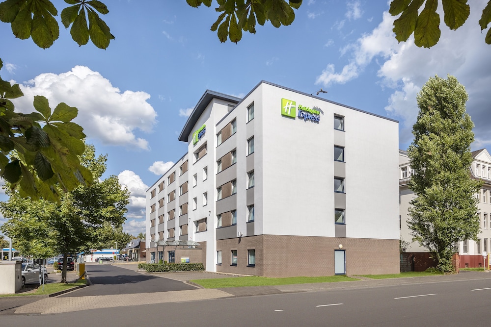 Holiday Inn Express Köln-Mülheim by IHG — Hotel building in Cologne, North Rhine-Westphalia