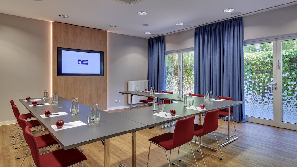 Holiday Inn Express Köln-Mülheim by IHG — Hotel building in Cologne, North Rhine-Westphalia
