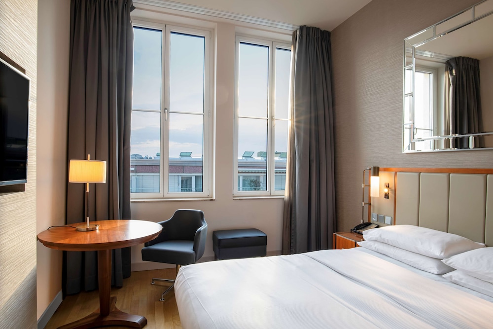 Hilton Cologne — Hotel rooms in Cologne, North Rhine-Westphalia