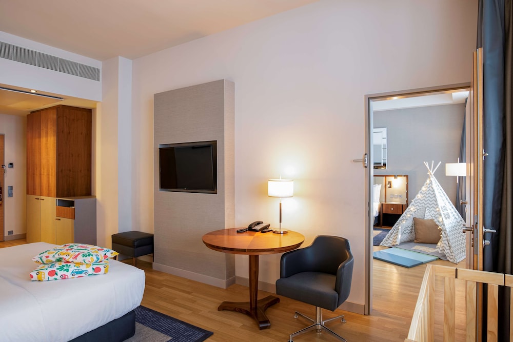 Hilton Cologne — Hotel rooms in Cologne, North Rhine-Westphalia