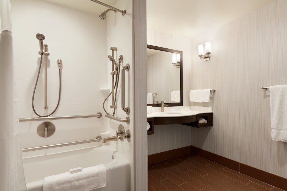 Hilton Garden Inn Boston Logan Airport — Hotel rooms in Boston, Massachusetts