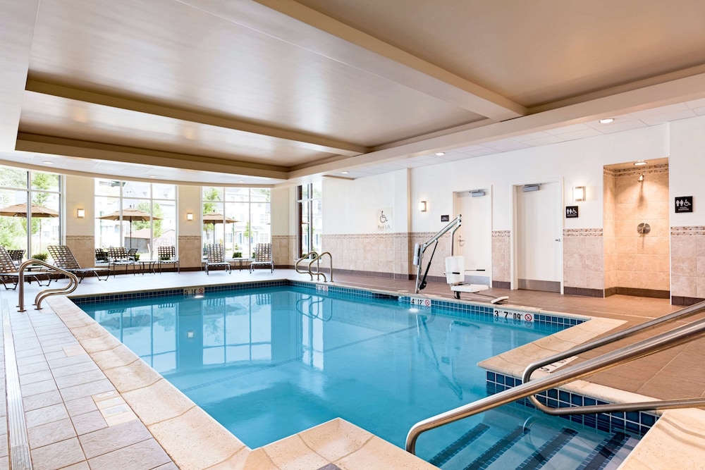 Hilton Garden Inn Boston Logan Airport — Swimming pool in Boston, Massachusetts