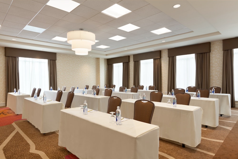 Hilton Garden Inn Boston Logan Airport — Hotel building in Boston, Massachusetts