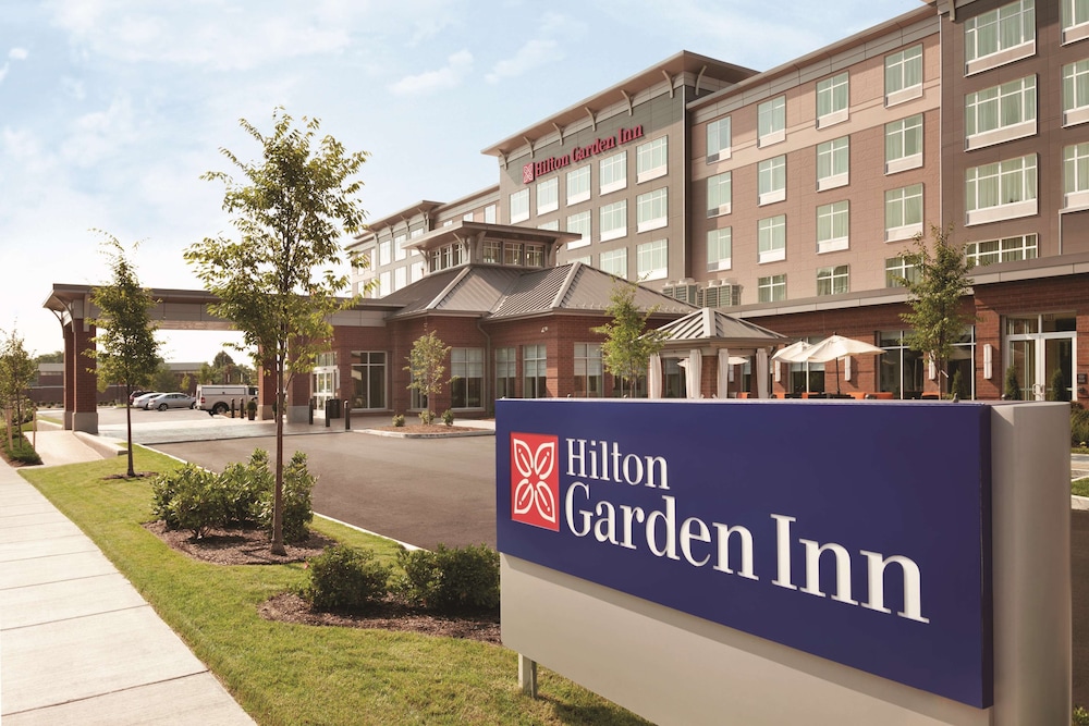 Hilton Garden Inn Boston Logan Airport — Hotel building in Boston, Massachusetts