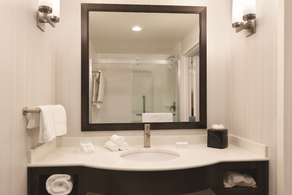 Hilton Garden Inn Boston Logan Airport — Hotel rooms in Boston, Massachusetts