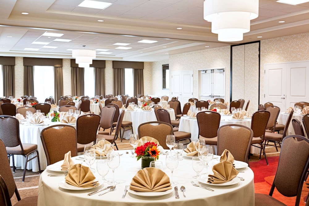 Hilton Garden Inn Boston Logan Airport — Restaurant & bars in Boston, Massachusetts