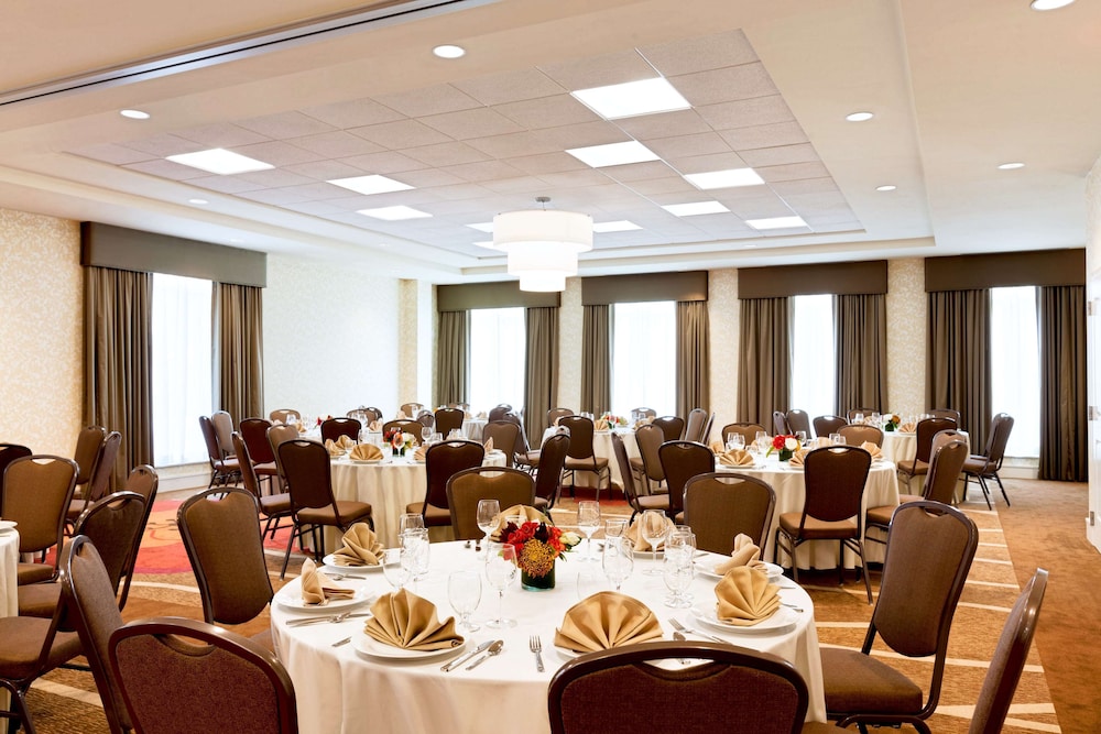 Hilton Garden Inn Boston Logan Airport — Restaurant & bars in Boston, Massachusetts