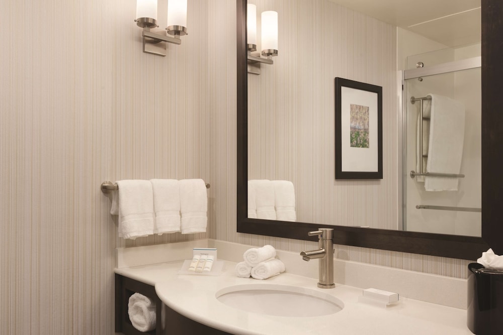 Hilton Garden Inn Boston Logan Airport — Hotel rooms in Boston, Massachusetts