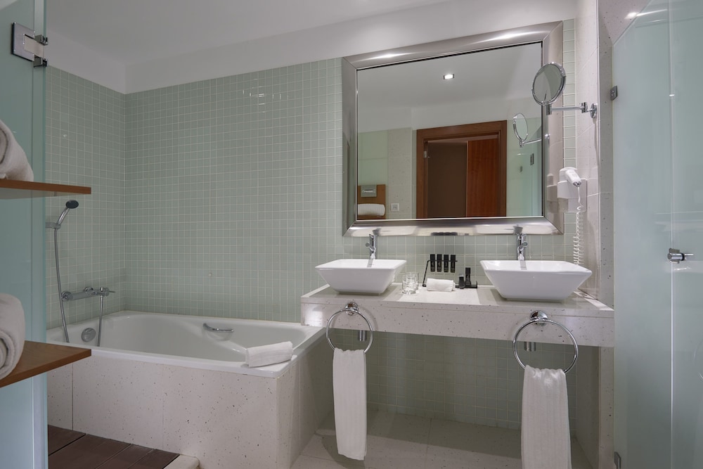 Melia Madeira Mare — Hotel rooms in Funchal, Madeira