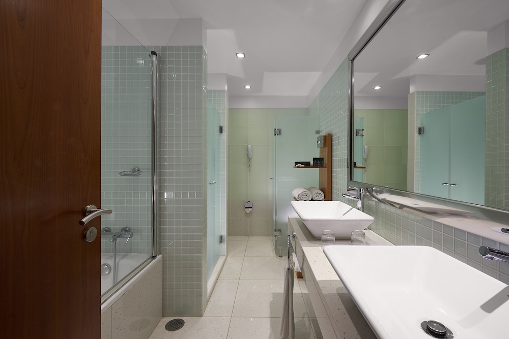 Melia Madeira Mare — Hotel rooms in Funchal, Madeira