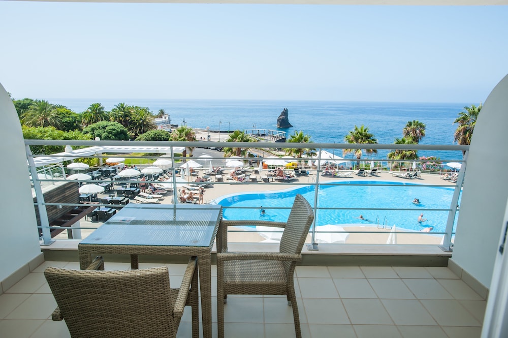 Melia Madeira Mare — Swimming pool in Funchal, Madeira