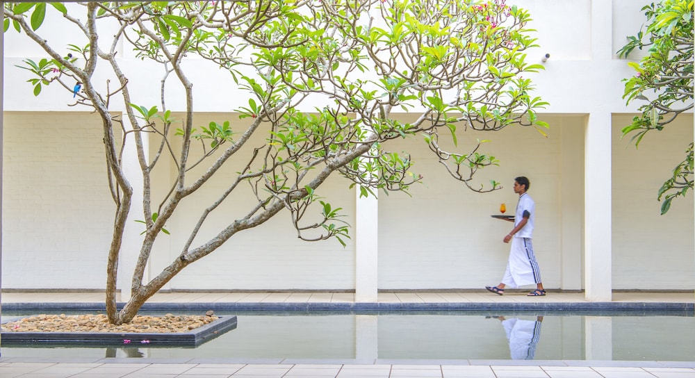 Mermaid Hotel & Club — Hotel building in Wadduwa