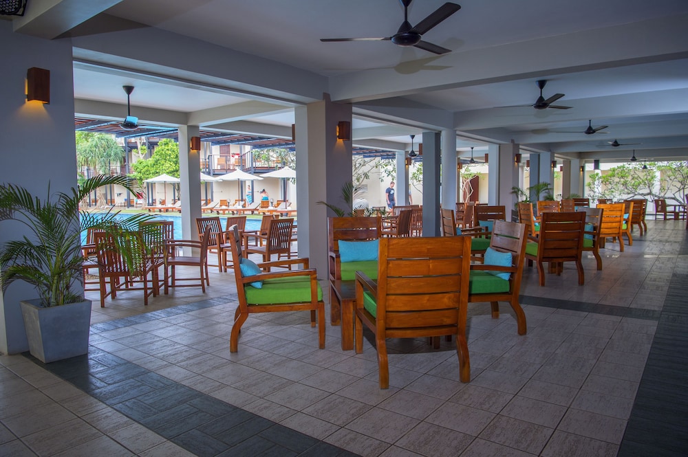 Mermaid Hotel & Club — Restaurant & bars in Wadduwa